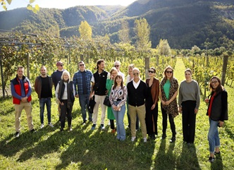 „მდიდარ და ინტენსიურ კახურ,  ასევე ქართლის კაშკაშა არომატებთან ერთად, იმერეთსა და რაჭაში აღმოჩენილი ღვინოები სრულყოფილებაა“, - ბრიტანელი ღვინის მაგისტრი სარა ებოტი